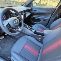 Notranjost je v večji meri samosvoja, a hkrati ni težko ugotoviti, da 
ima kar nekaj skupnih sestavnih delov s koncernskimi tekmeci.