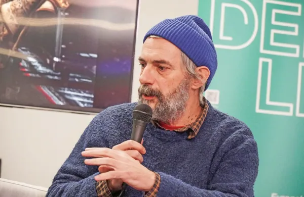 Tomi Janežič predstavlja Dodekalogijo.