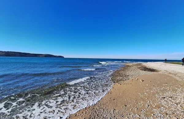 Sončno vreme bodo mnogi izkoristili za sprehod ob morju. 
Medtem ko  na severni strani izolskega svetilnika kraljuje burja, je 
na strani priti mestu (na fotografiji) povsem drugače.     