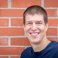  “Ker imam izkušnjo dvojezičnosti, me dostikrat sprašujejo, v 
katerem jeziku razmišljam. In odgovor je zapleten, ker ni pravila. 
Odvisno je od oseb in prostorov, ki se v mislih ali sanjah pojavljajo. 
Ljudje povezujemo človeka z jezikom.”

Goran Vojnović