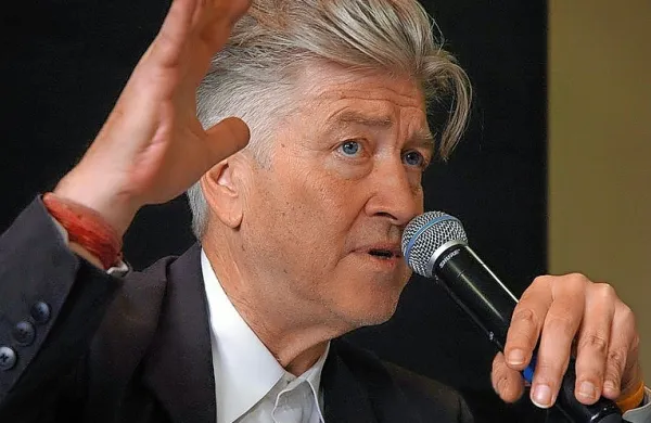 David Lynch je lani razkril, da so mu po skoraj 70 letih kajenja diagnosticirali emfizem pljuč, kronično bolezen, ki vse bolj otežuje dihanje. Foto: Thiago Piccoli/Wikipedia

