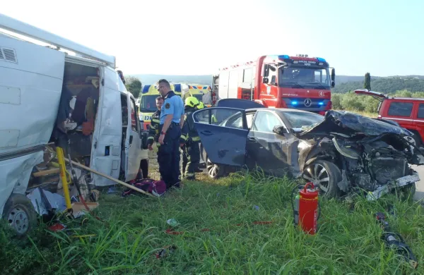 V  avtodomu  se  je huje  poškodoval  voznik, lažje pa  obe  sopotnici,   reševalci  so  v  bolnišnico  odpeljali  tudi  voznika BMW-ja in njegovega  sopotnika. 

