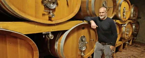 Aleš Kristančič ob inovativnih, položenih ovalnih sodih, v katerih po njegovem mnenju vino zori bolj umirjeno kot v sodih drugih oblik. 