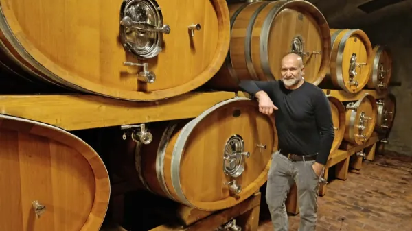 Aleš Kristančič ob inovativnih, položenih ovalnih sodih, v katerih po njegovem mnenju vino zori bolj umirjeno kot v sodih drugih oblik. 