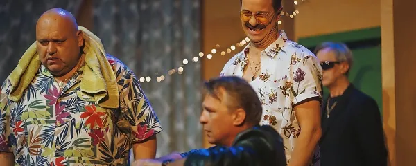 V predstavi Posli pod krinko, Špas teater: Primož Petkovšek Petko, 
Damir Leventić, Nenad Nešo Tokalić, v ozadju Janez Svete