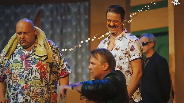 V predstavi Posli pod krinko, Špas teater: Primož Petkovšek Petko, 
Damir Leventić, Nenad Nešo Tokalić, v ozadju Janez Svete