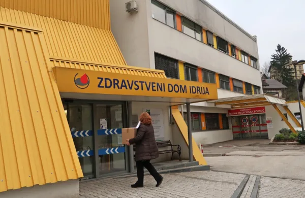 Od 11. januarja v pritličju ZDI dela dodatna ambulanta za  2300 
občanov brez zdravnika, a zaradi preobremenjenosti zdravnikov v 
precej manjšem obsegu kot prejšnja nadomestna ambulanta.