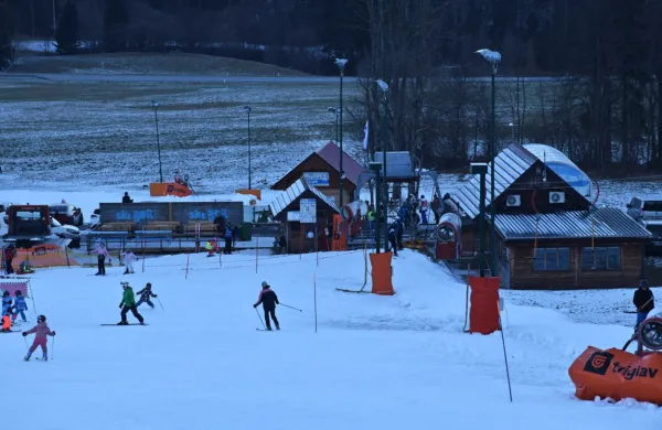 Na veliki vlečnici s sidri so se v lažjem spodnjem delu vrstile 
skupine otrok - tečajnikov.