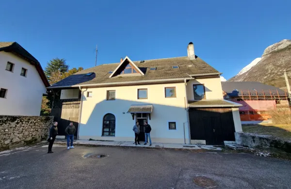 Gozdna hiša je v neposredni bližini zdravstvene postaje in 
bodočega              doma ostarelih. 
