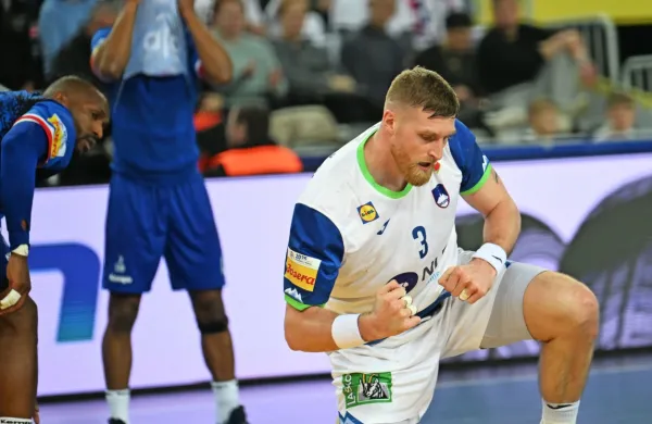Blaž Blagotinšek bo za dvoboj proti Islandiji z Borutom
Mačkovškom dobil okrepitev v osrčju obrambe.