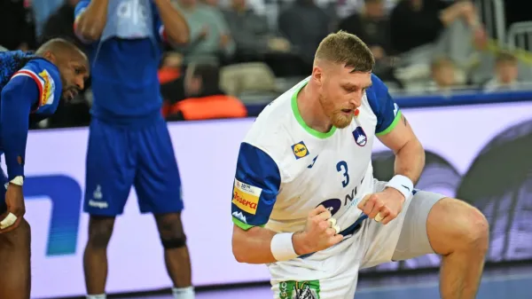 Blaž Blagotinšek bo za dvoboj  proti  Islandiji z Borutom 
Mačkovškom  dobil okrepitev v osrčju  obrambe.