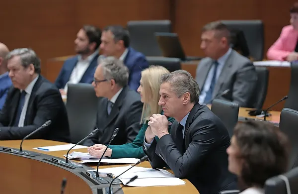Premier Robert Golob upošteva koalicijska partnerja ravno toliko, 
da ohranja večino v državnem zboru. Pri sprejemanju zakonodaje 
v parlamentu se v dosedanjem mandatu ni zapletlo pri nobenem 
pomembnem zakonu. 