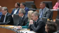 Premier Robert Golob upošteva koalicijska partnerja ravno toliko, 
da ohranja večino v državnem zboru. Pri sprejemanju zakonodaje 
v parlamentu se v dosedanjem mandatu ni zapletlo pri nobenem 
pomembnem zakonu. 