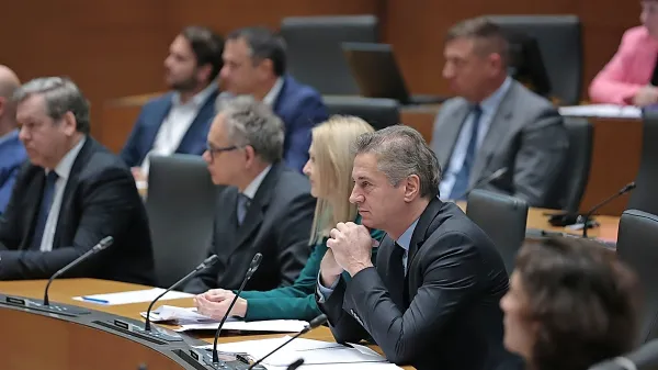 Premier Robert Golob upošteva koalicijska partnerja ravno toliko, 
da ohranja večino v državnem zboru. Pri sprejemanju zakonodaje 
v parlamentu se v dosedanjem mandatu ni zapletlo pri nobenem 
pomembnem zakonu. 