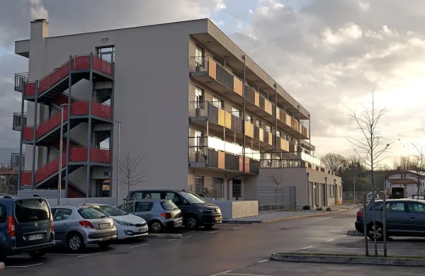 Vodstvo DSO Vrtojba se sooča z obtožbami na račun slabih storitev
za stanovalce in pritiskov na zaposlene.