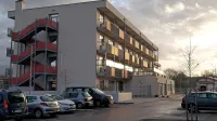Vodstvo DSO Vrtojba se sooča z obtožbami na račun slabih storitev 
za stanovalce in pritiskov na zaposlene.