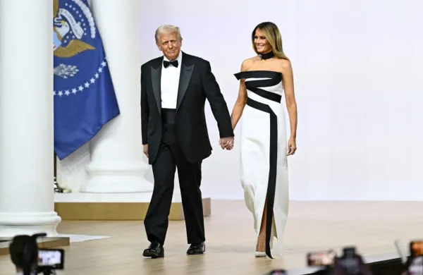 Melania Trump je na inavguracijskem plesu nosila obleko, ki jo je 
zanjo oblikoval stilist Hervé Pierre.  