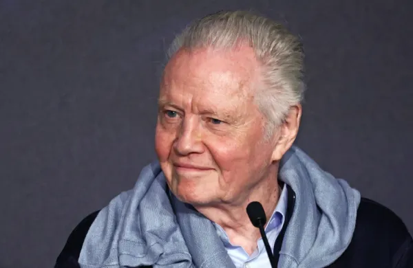 Med posebnimi ambasadorji je tudi igralec Jon Voight.