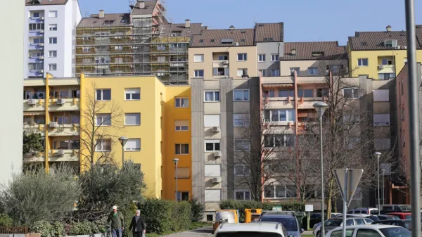 V Sloveniji je bilo po podatkih Sursa iz leta 2021 nenaseljenih 
165.000 nepremičnin, največ v Ljubljani. 