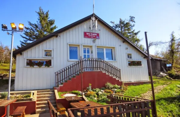 Koča Mladika ostaja v javni lasti.