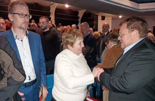 Minister Simon Maljevac čestita nagrajencema. 