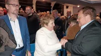 Minister Simon Maljevac čestita nagrajencema. 