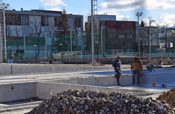 Po rušitvenih  delih gradbinci začenjajo  obnovo, ki obsega tudi 
kanal za lažji dostop do bazenskih cevovodov in instalacij.