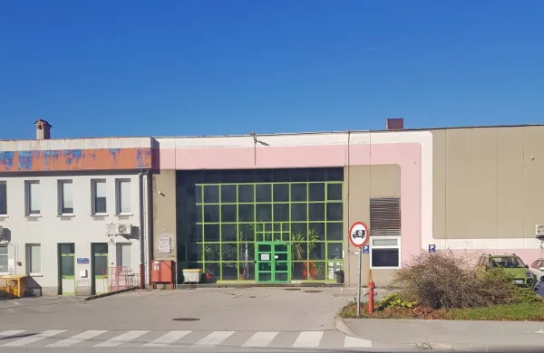 Cimos prodaja svojo tovarno v Senožečah.  