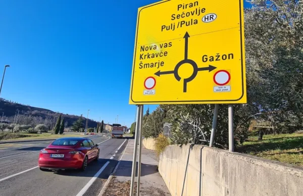 V koprski občini pravijo, da so jih nekateri ponudniki v Šmarjah na 
težave z izločitvijo cest iz Google zemljevidov opozorili že več kot 
eno leto pred snemanjem cest.