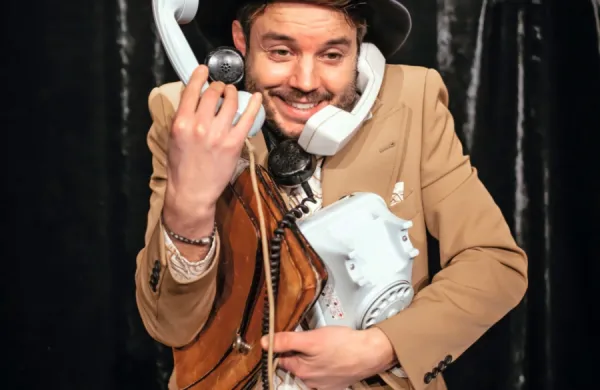 Francesco Borchi v vlogi pripovedovalca Pravljic po telefonu