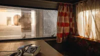 Prizorišče predstave 1972 za enega gledalca je Adrijina prikolica. 