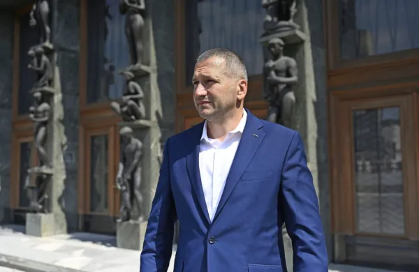 Zaposlitev Damirja Črnčeca v Slovenskem državnem holdingu 
(SDH) odmeva tudi danes. 