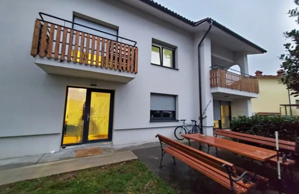 Stanovalci enote stanovanjske skupnosti  Doma na Krasu v Solkanu so že dobili odločbo o prenehanju uporabe stavbe, a še 
vedno živijo v prostorih skupnosti.