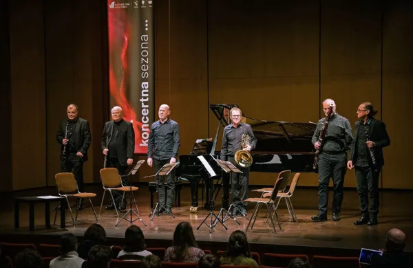 Zasedbi Slowind se je pri dveh skladbah pridružil pianist Emanuele Torquati (tretji z leve).