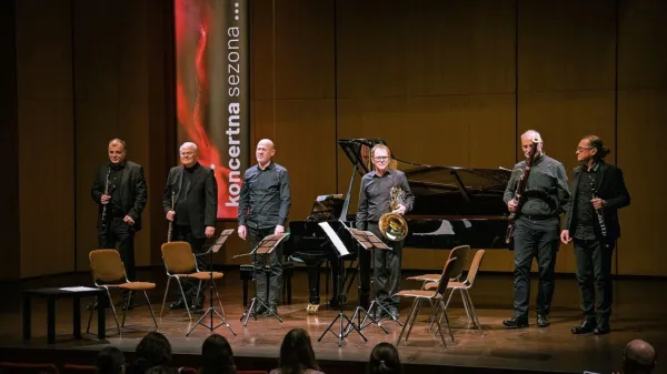 Zasedbi Slowind se je pri dveh skladbah pridružil pianist Emanuele Torquati (tretji z leve).