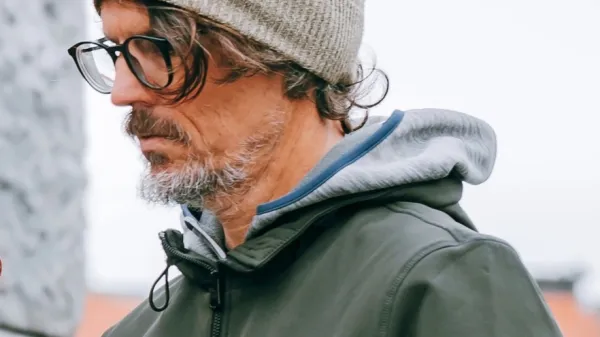 Boštjan Videmšek je dolgoletni novinarski poročevalec iz kriznih 
žarišč in sodelavec številnih tujih časopisov, revij in spletnih 
portalov ter avtor treh odmevnih družbeno angažiranih knjig o 
svetovnih kriznih žariščih. 