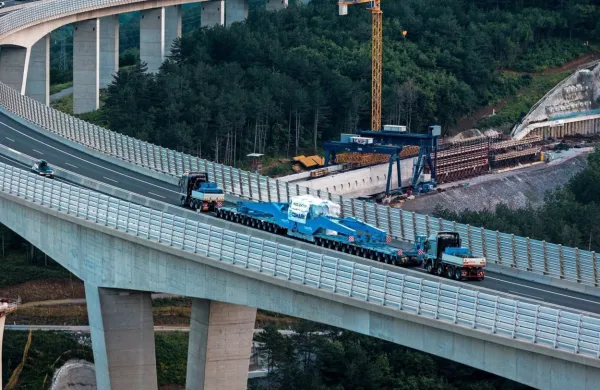 Tako so poleti 2023 proti koprskemu pristanišču prevažali ogromen transformator.  