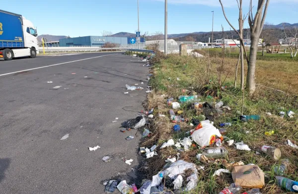 MP Vrtojba: smeti se kopičijo, metle pa se vsi otepajo