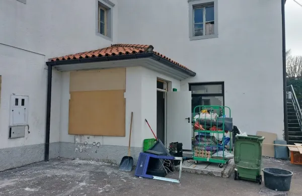 Posledice nočne eksplozije v Senožečah