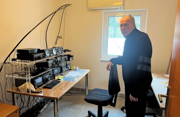 Rudi Pavlič v delovnem prostoru s svojo opremo. Pri povezovanju 
z drugimi radioamaterji je še vedno aktiven.