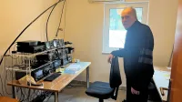 Rudi Pavlič v delovnem prostoru s svojo opremo. Pri povezovanju 
z drugimi radioamaterji je še vedno aktiven.