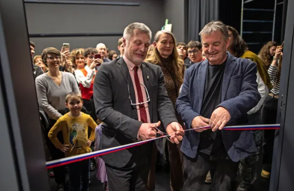 Univerza v Novi Gorici je v Rožni Dolini odprla nove produkcijske 
prostore Akademije umetnosti. 