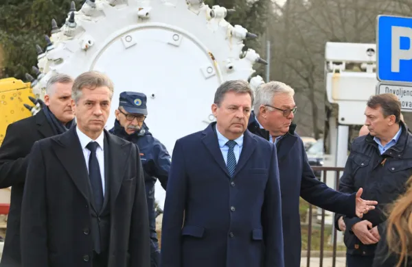 Vlada je na dopisni seji petek, 24. januarja,  razglasila za dan 
žalovanja v spomin na žrtve tragične nesreče v Premogovniku 
Velenje.
