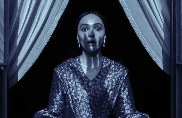 Lily-Rose Depp (hčerka Vanesse Paradis in Johnnyja Deppa) se je 
z magistralno vlogo Ellen Hutter definitivno uvrstila med najbolj 
vroča igralska imena mlajše generacije.