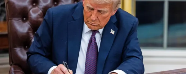 Donald Trump je kmalu po inavguraciji podpisal številne dokumente in ukaze.