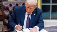 Donald Trump je kmalu po inavguraciji podpisal številne dokumente in ukaze.