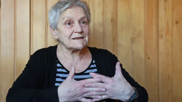 “Kadar je v politiki največja razlika med desno in levo to, kar se je 
zgodilo pred 50 ali sto leti, je to zelo žalostno znamenje za njen 
domet,” poudarja Sonja Lokar.