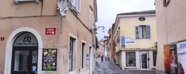 Grb družine Bruti še danes stoji na pročelju palače Almerigotti na 
stičišču Resslove in Kidričeve ulice v Kopru.