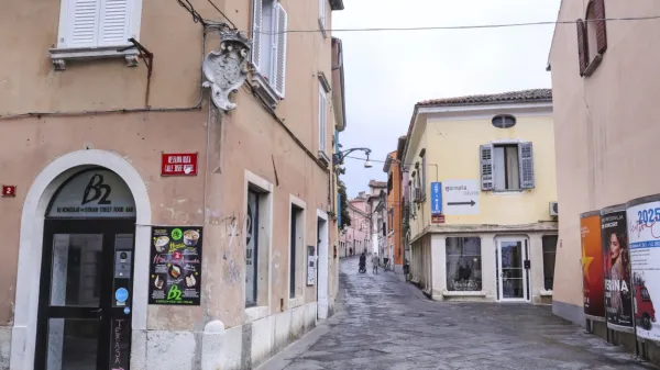 Grb družine Bruti še danes stoji na pročelju palače Almerigotti na 
stičišču Resslove in Kidričeve ulice v Kopru.