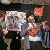 Zmelkoow so na sedežu Primorskih novic posneli nov videospot za “himno vseh egoistov” (FOTO, VIDEO)